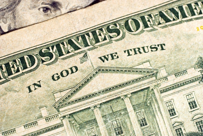 紙鈔上印有“IN GOD WE TRUST"字樣。