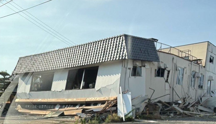 地震造成建築物外牆崩落、結構受損。災區仍持續面臨餘震威脅。