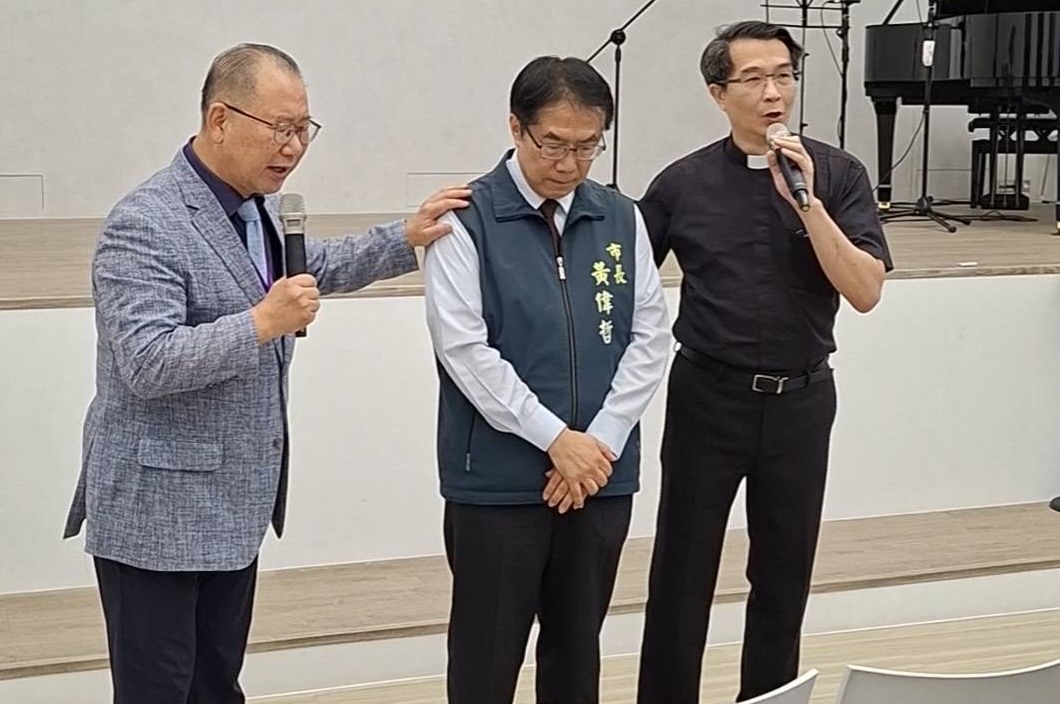 現任市長黃偉哲在教會禮拜堂接受祝福禱告,願聖靈常與他同在,(新化教會提供)