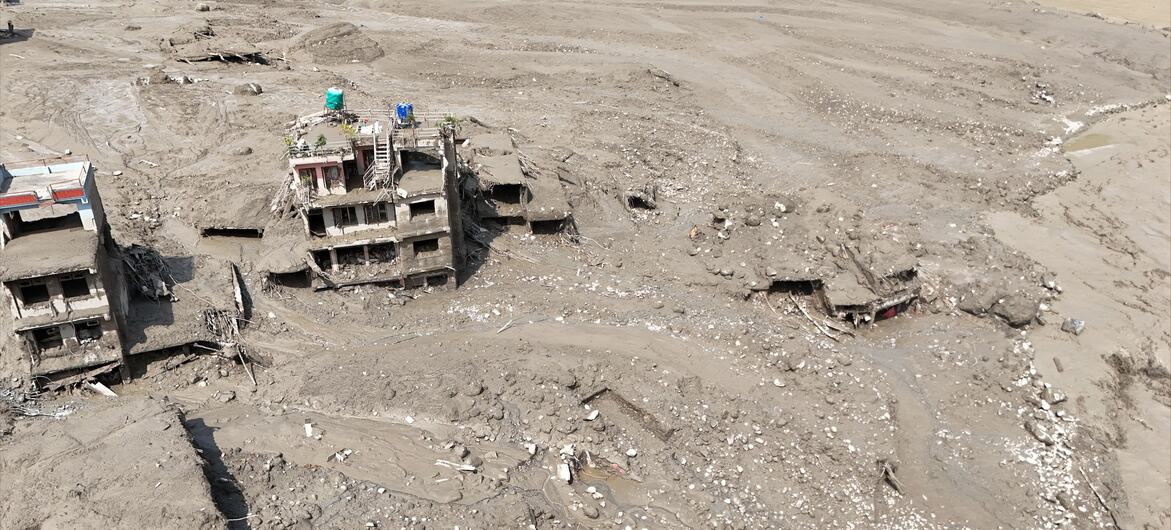 尼泊爾中北部拉蘇瓦地區發生山洪,建築物被泥沙淹沒。(UNICEF)
