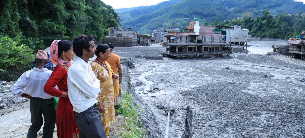 尼泊爾中北部努瓦科特地區遭遇毀滅性山洪,泥漿覆蓋了大地。(UNICEF by Laxmi Prasad Ngakhusi )