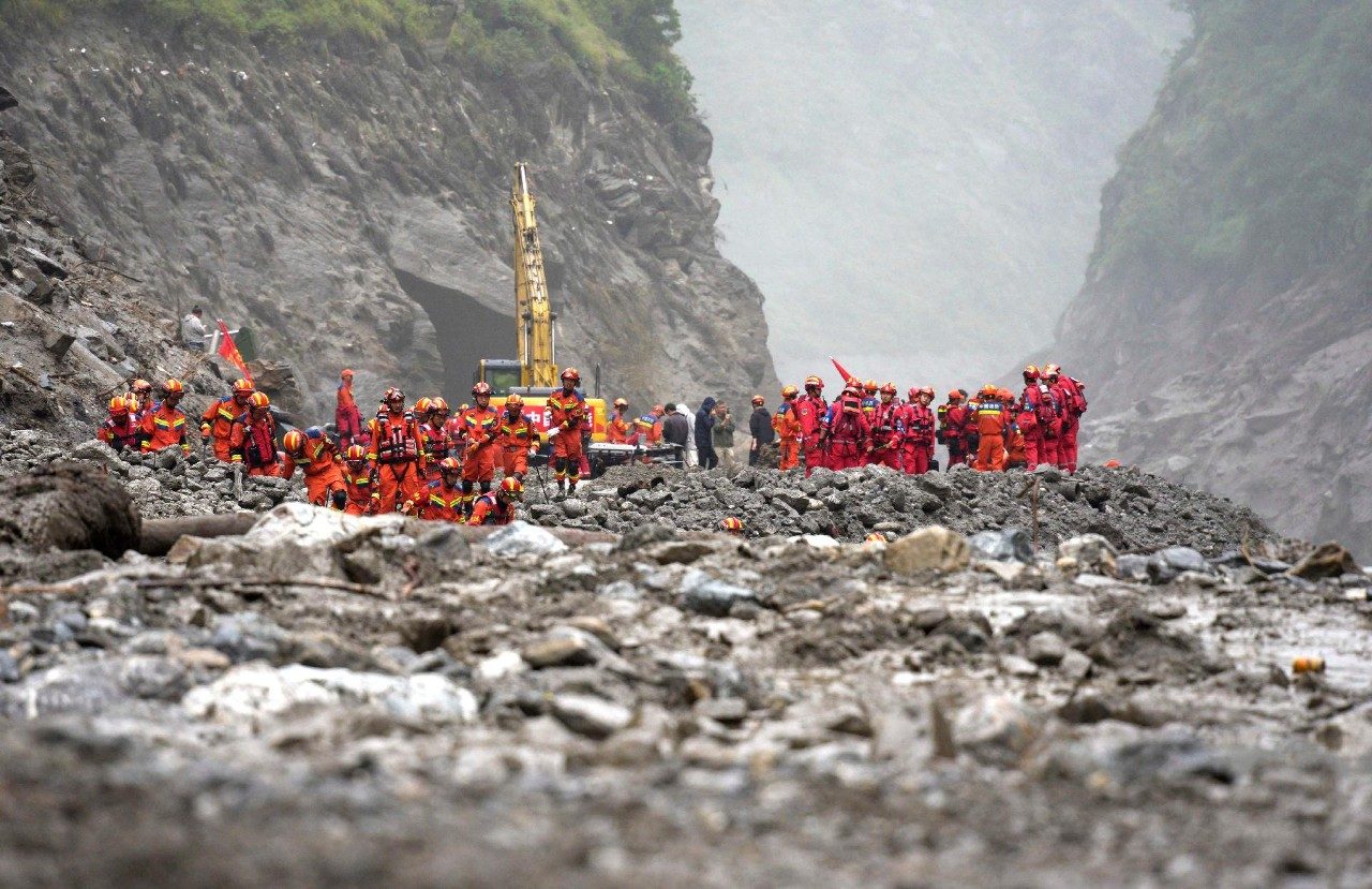 搜救人員走進偏遠山區。(Photo Credit:Vatican News)