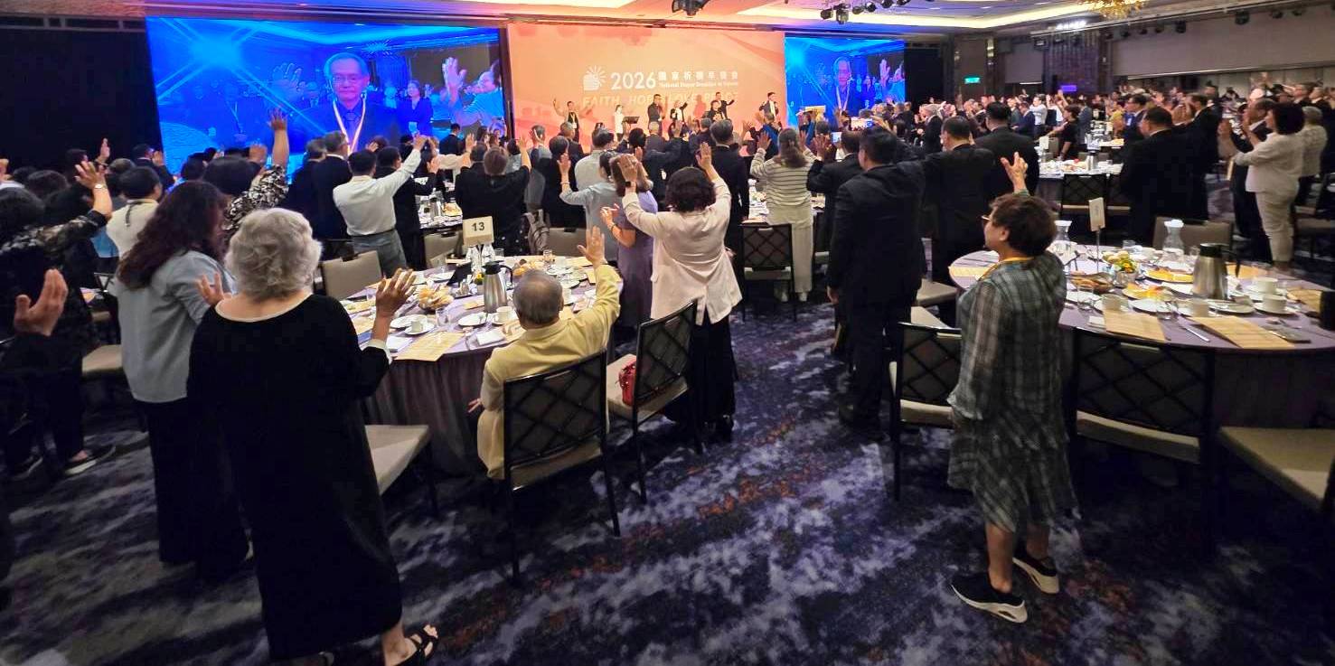 與會者舉手為國家禱告。(圖/梁敬彥攝影)