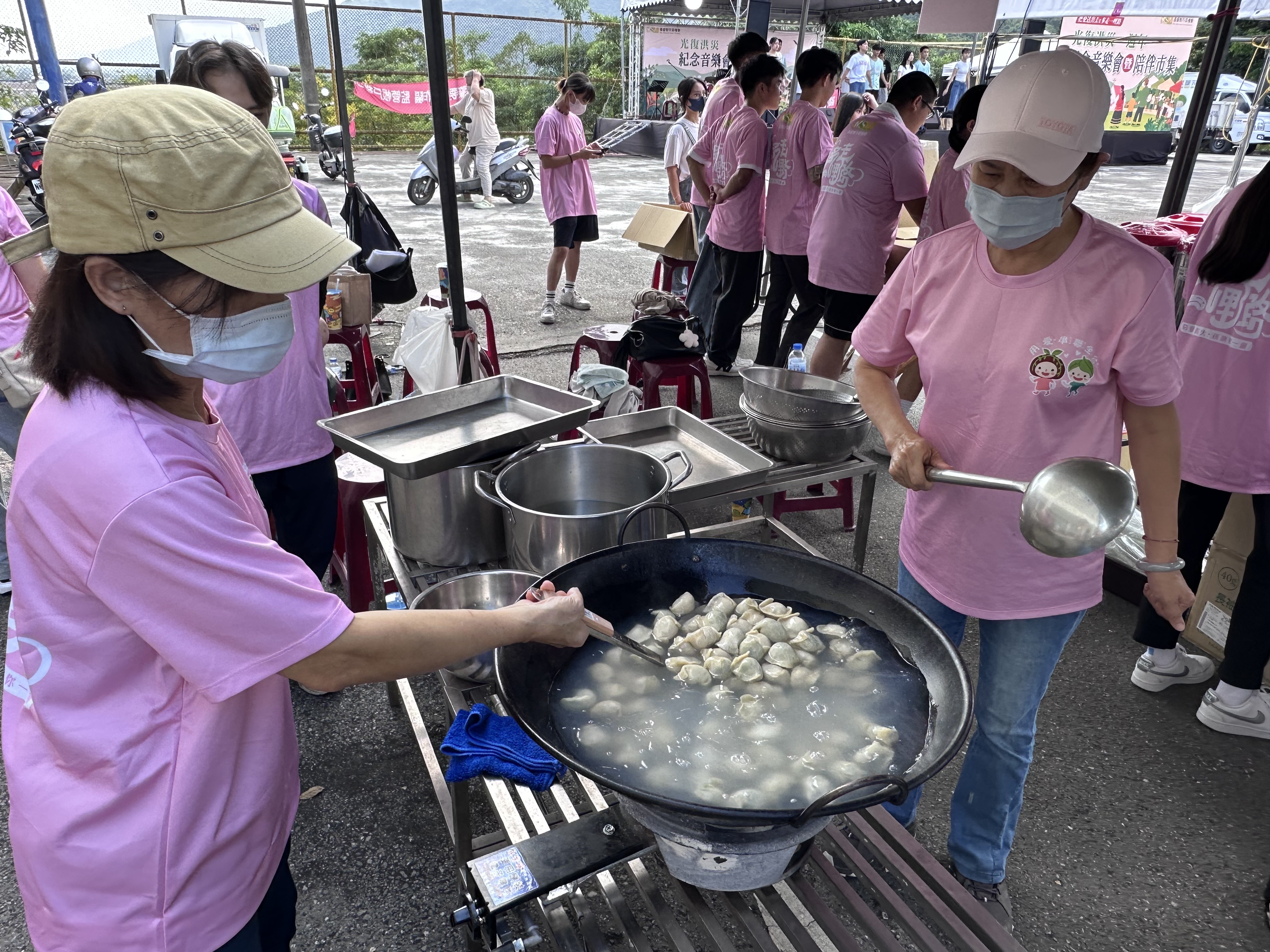 音樂會暨市集現場端上培力學員製作的水餃,展現「以工帶振」成果。(芥菜種會提供)