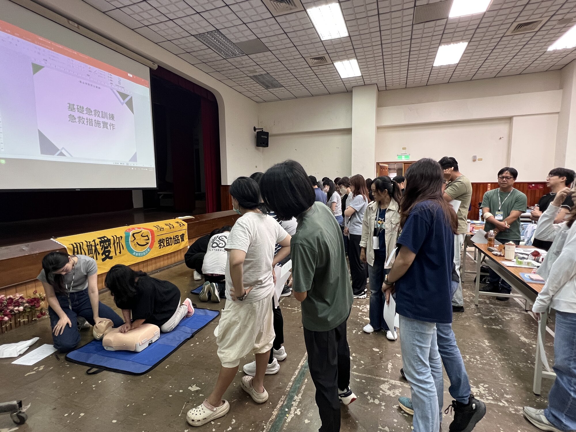 救助協會辦理防災士培訓,學員實地演練CPR心肺復甦術。(基督教救助協會提供)