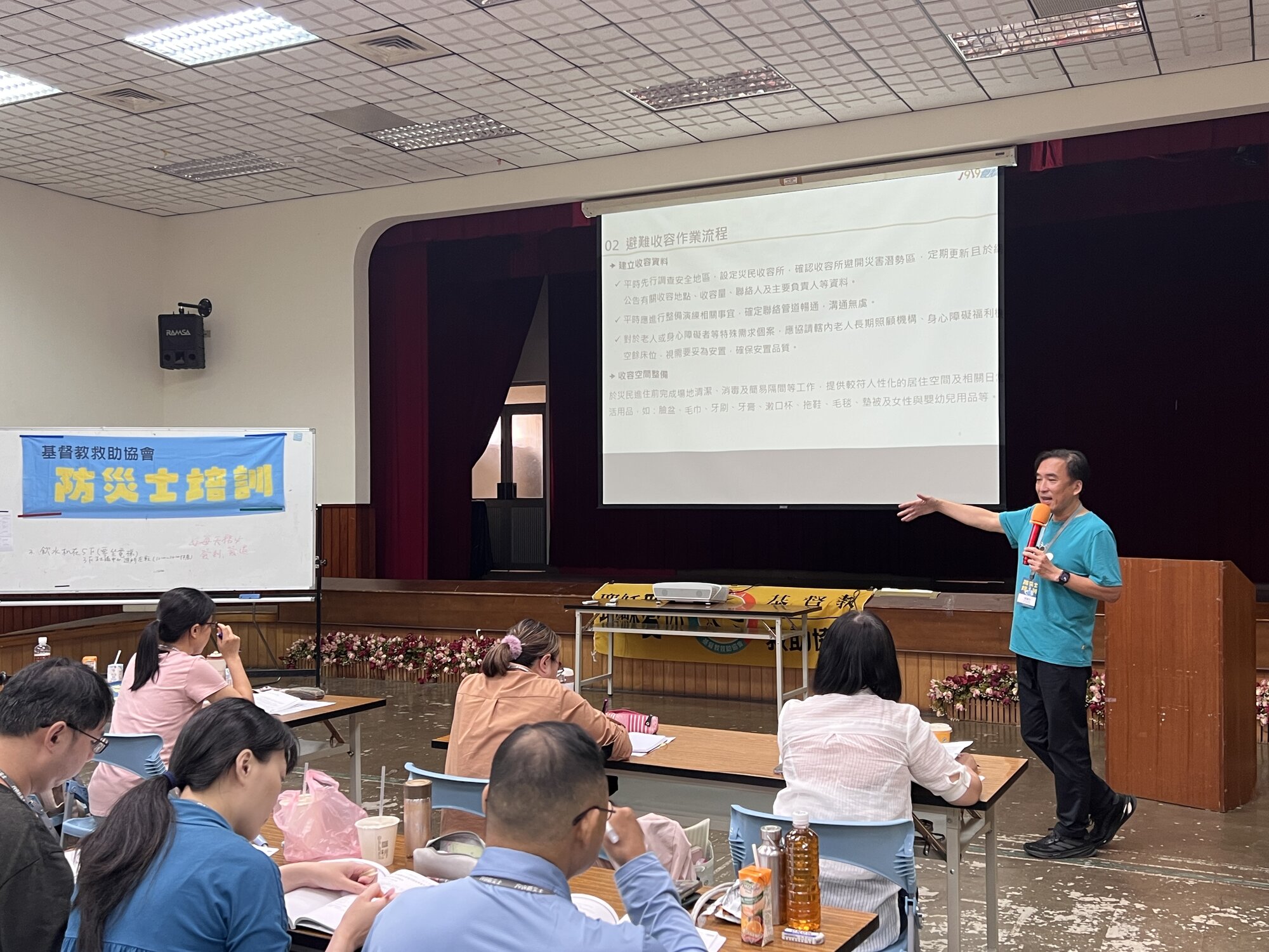 防災士培訓現場,講師講解災害應變實務,學員專注研習。(基督教救助協會提供)