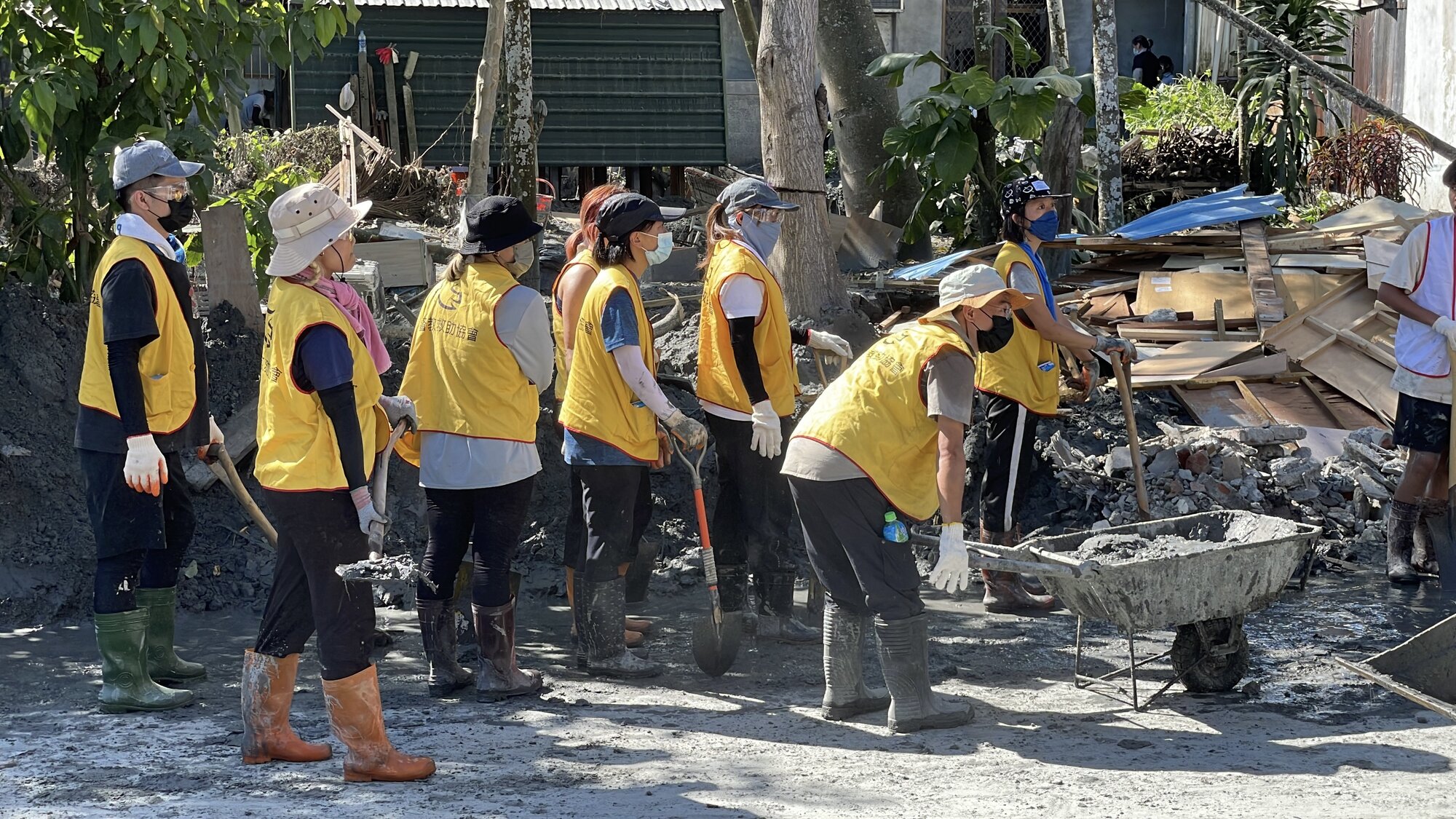 光復水災 救助協會志工合力鏟除厚重淤泥,協助居民清理家園。(基督教救助協會提供)
