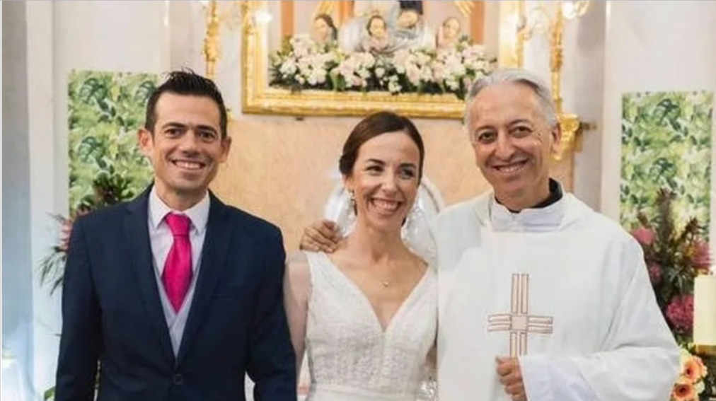 費爾南多.奎瓦斯神父與因他介紹結婚的新人合影。