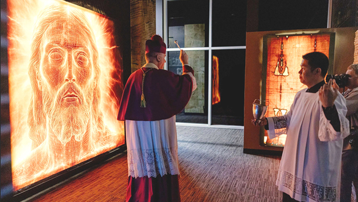 主教為都靈裹屍布沉浸式體驗展祝禱。（Photo Credit：Diocese of Orange）