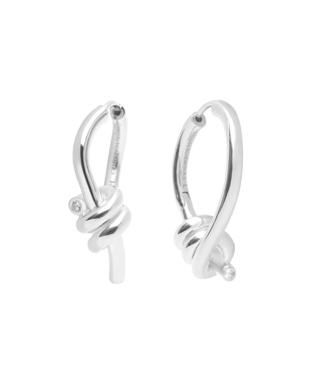 Серьги из переработанного серебра Completedworks V032-SILVER, серебряный цвет • Купить в интернет-магазине Kameron