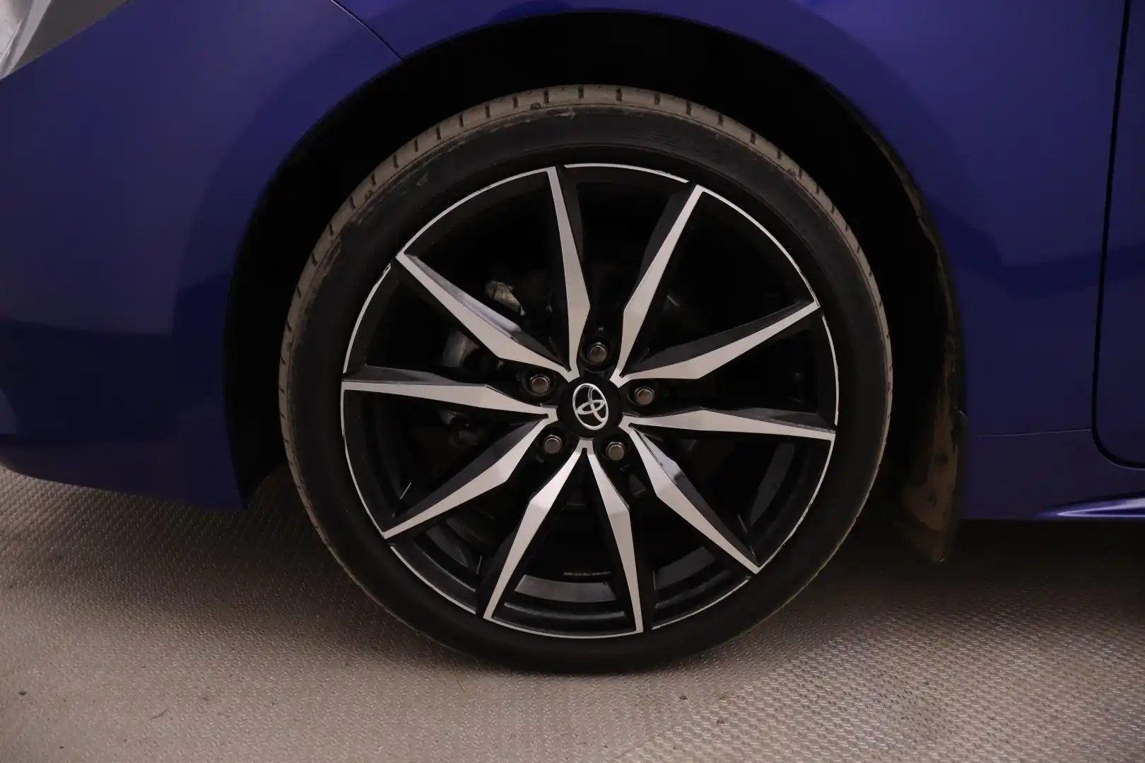 car-image