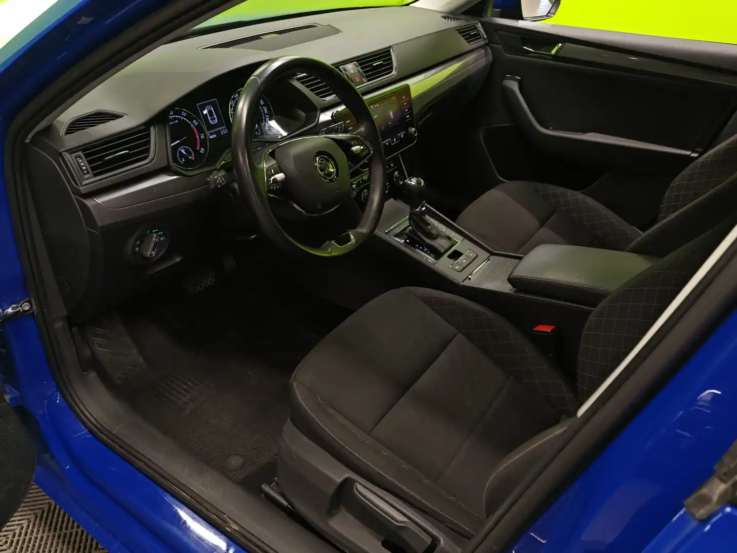 car-image
