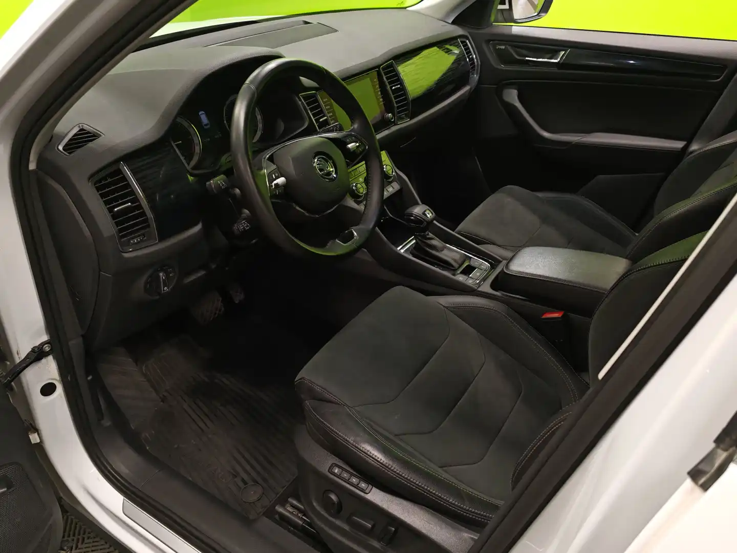 car-image