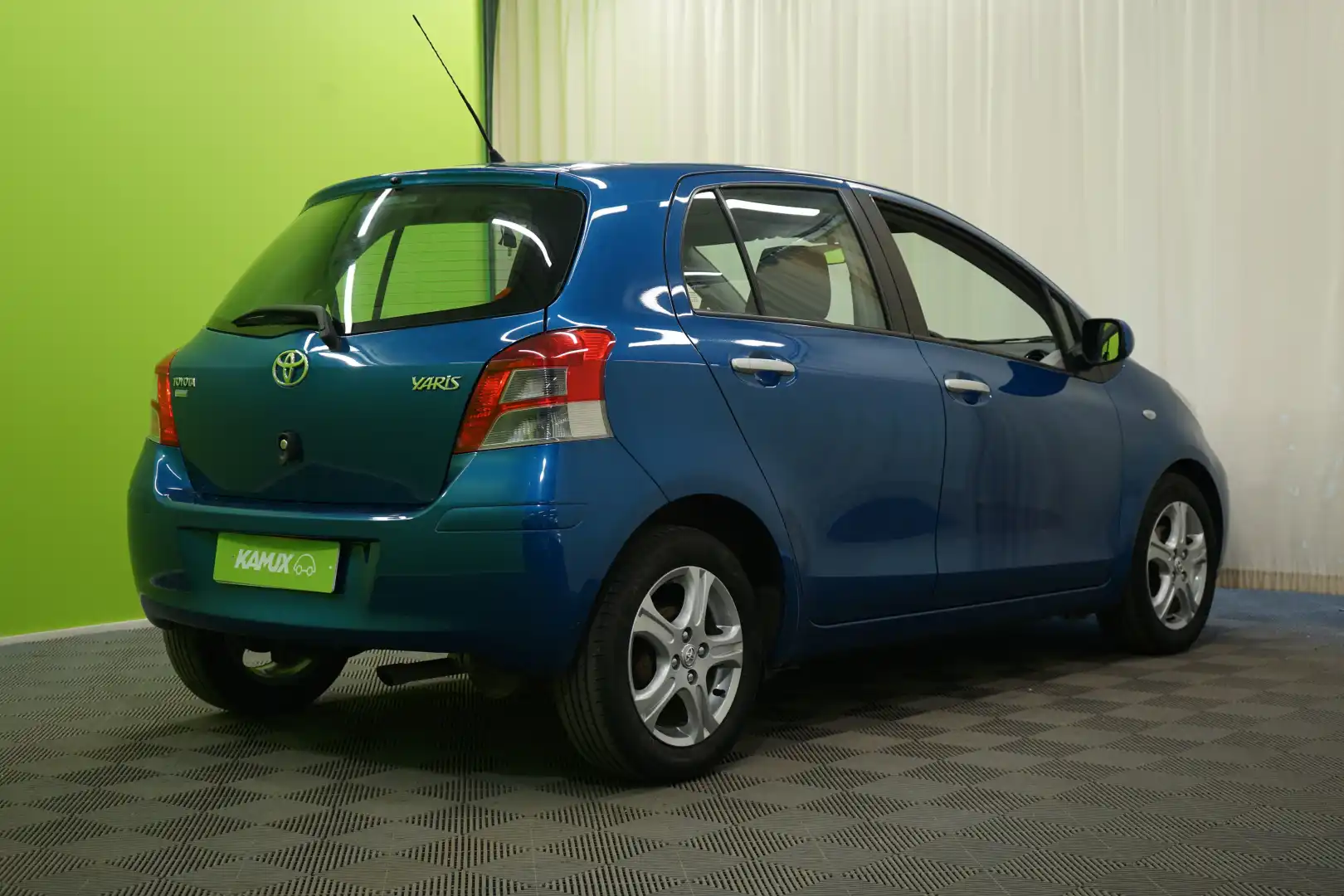 car-image