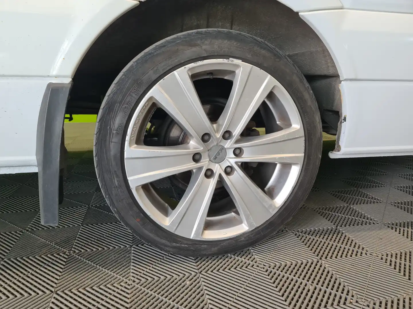 car-image