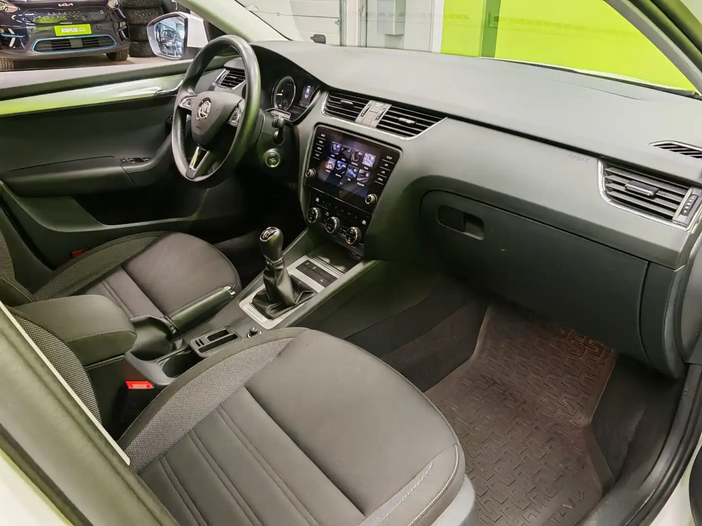 car-image