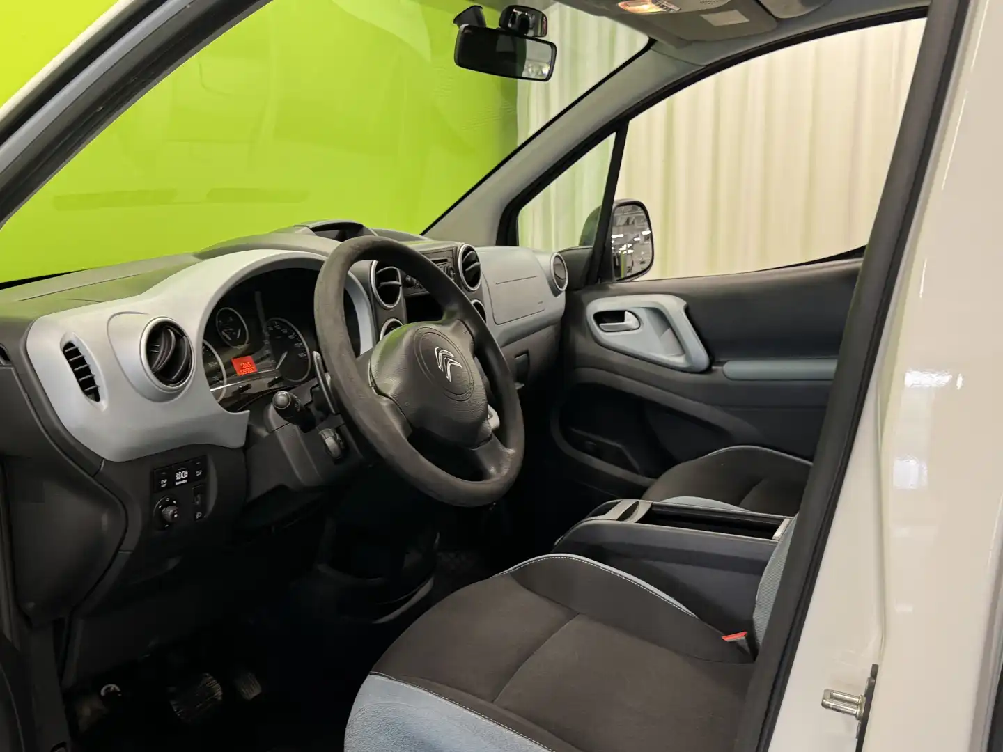 car-image