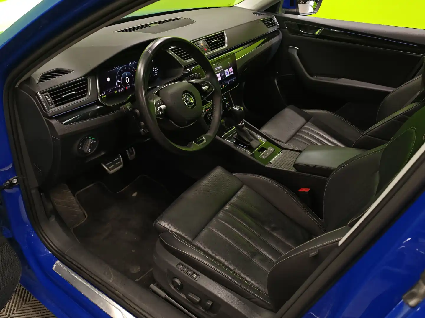 car-image