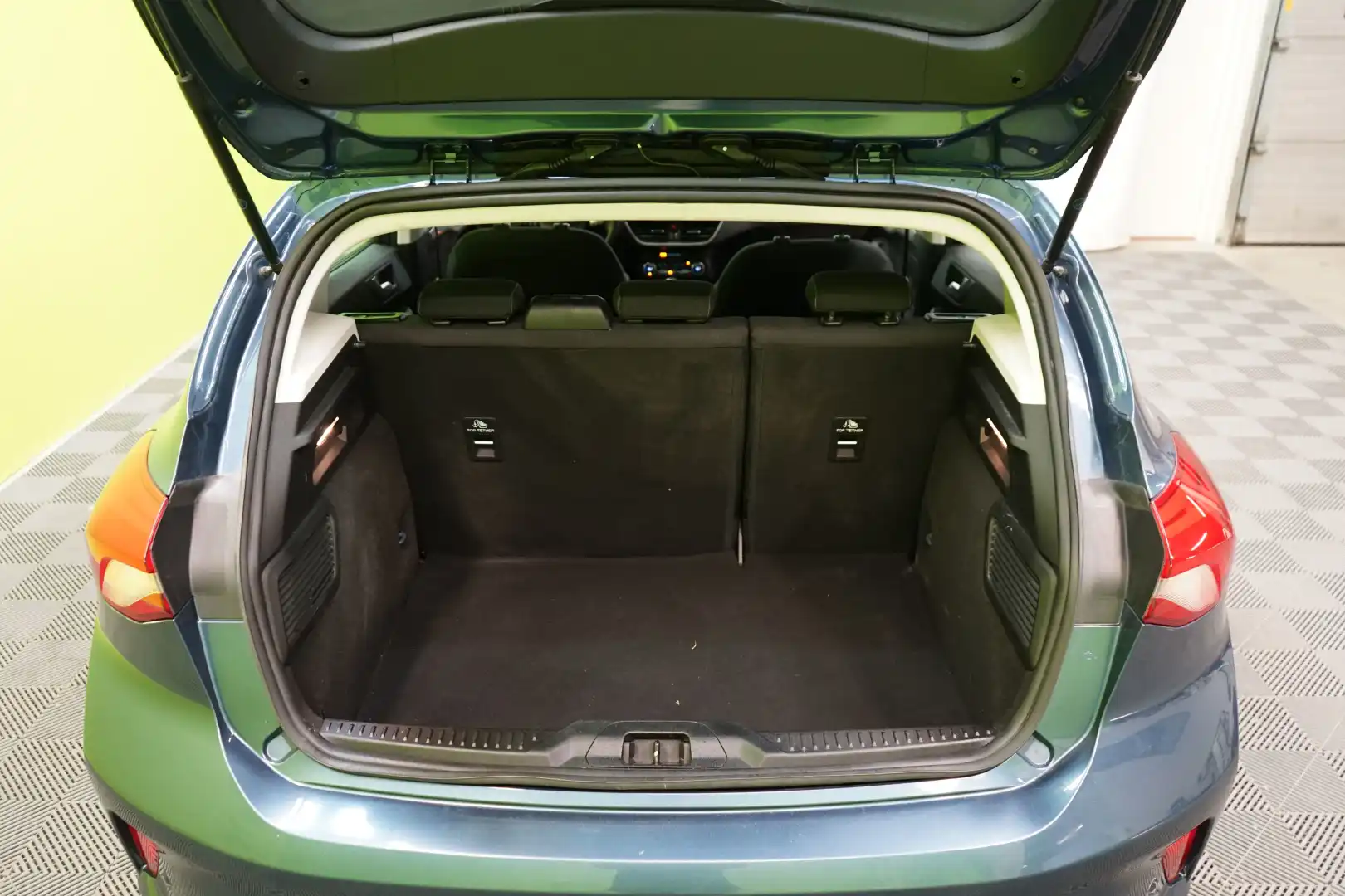 car-image