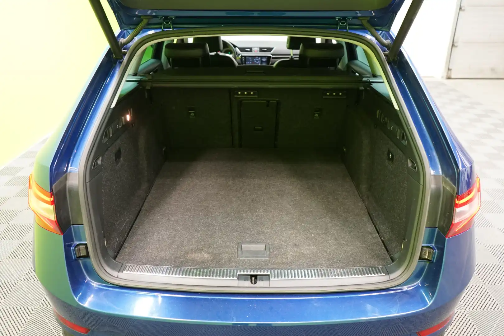 car-image