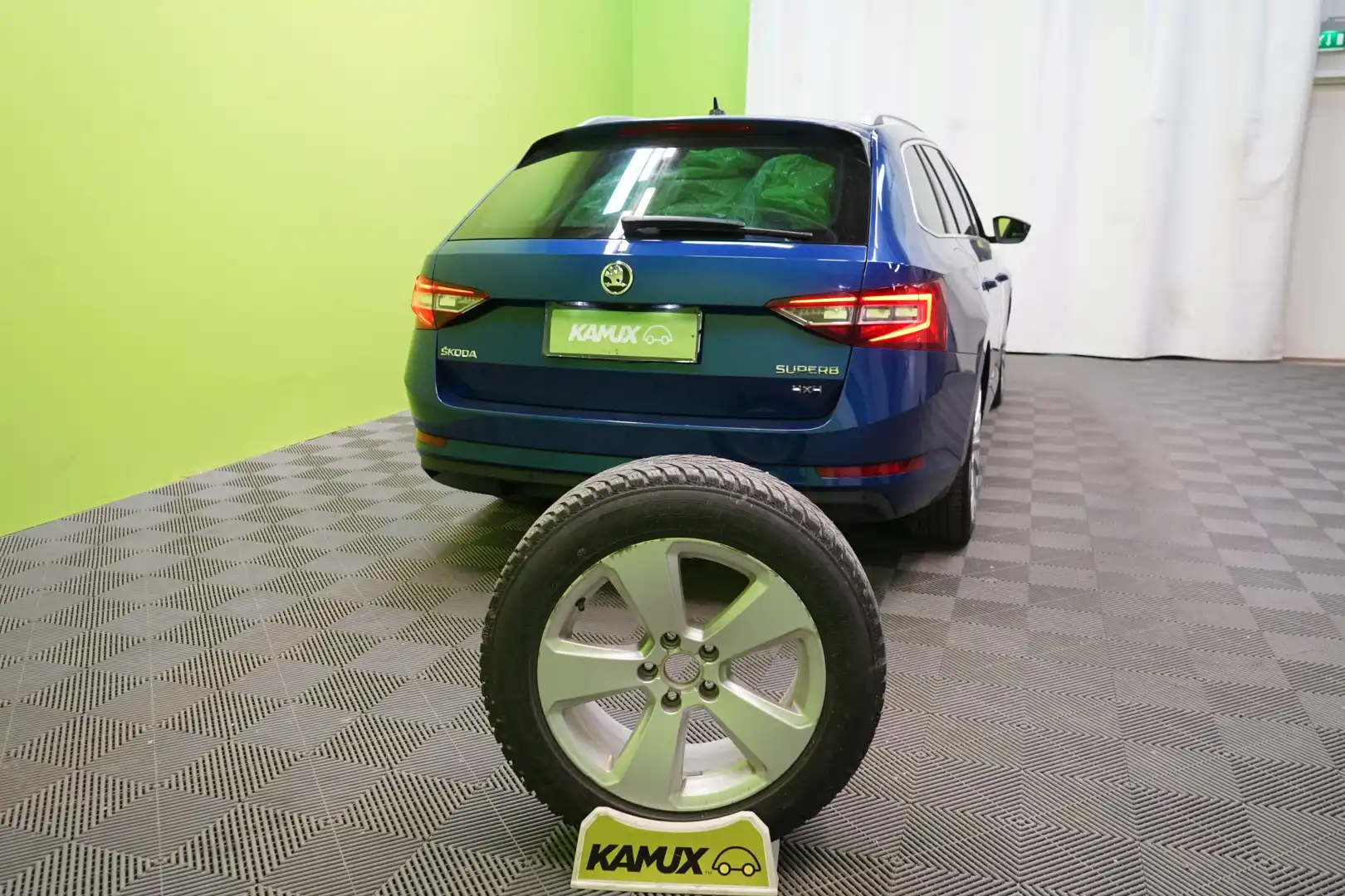 car-image