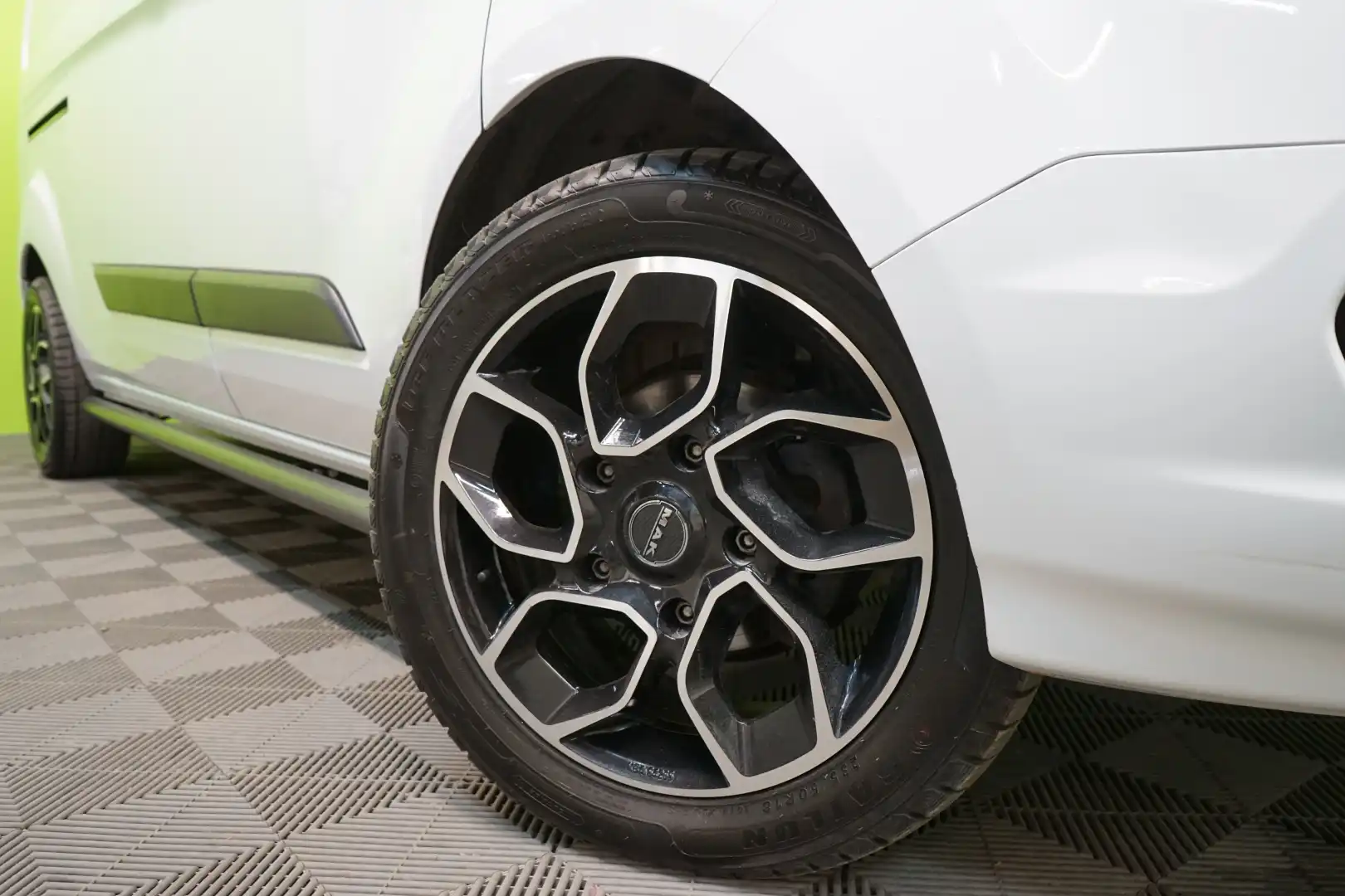 car-image