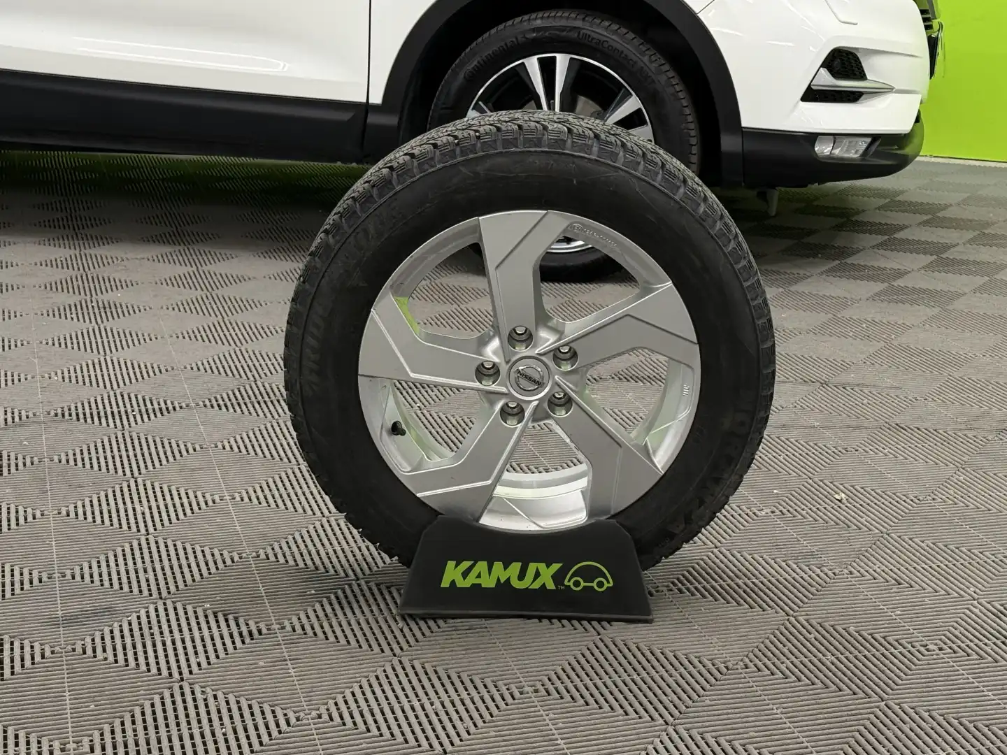 car-image