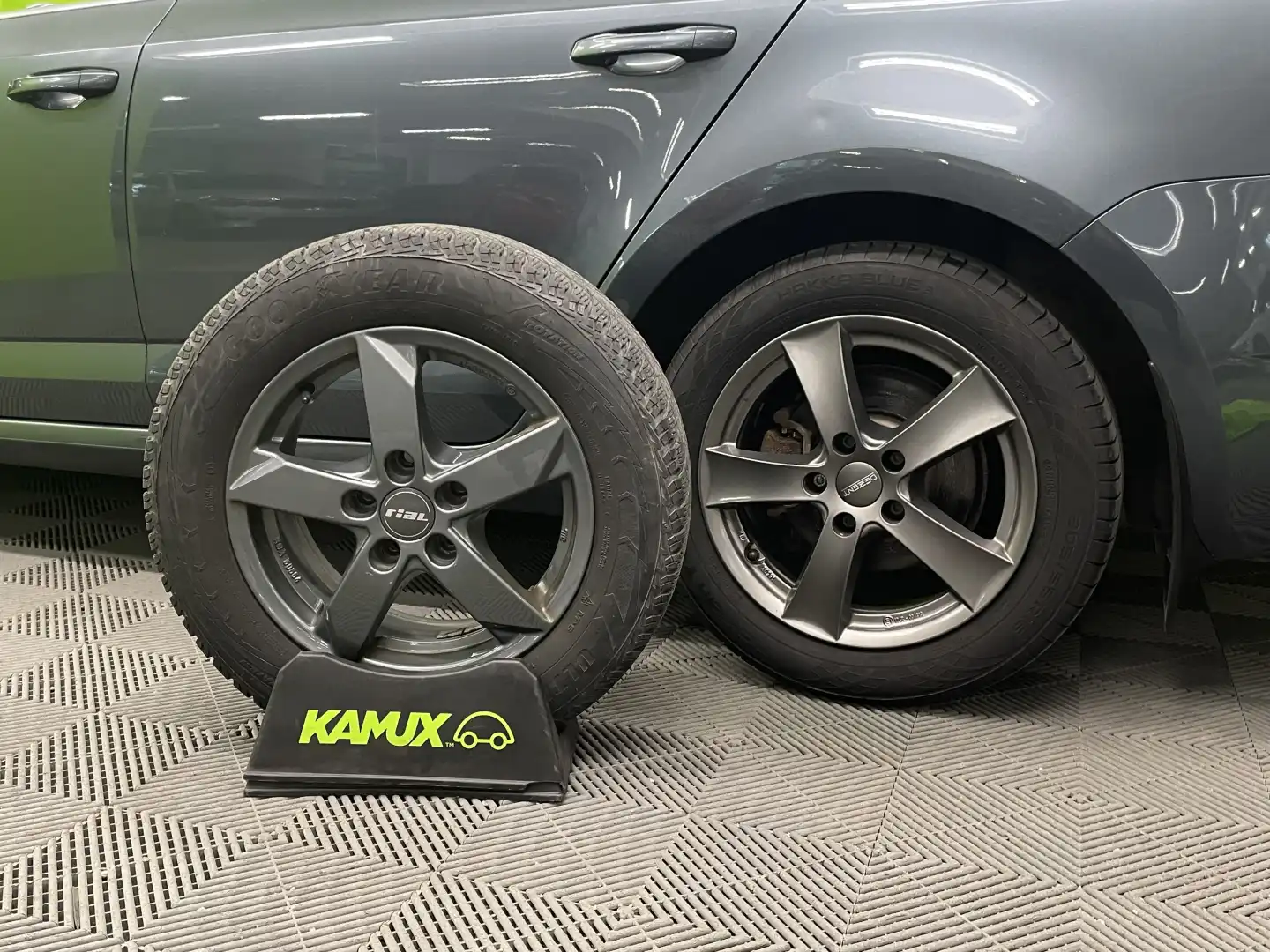 car-image