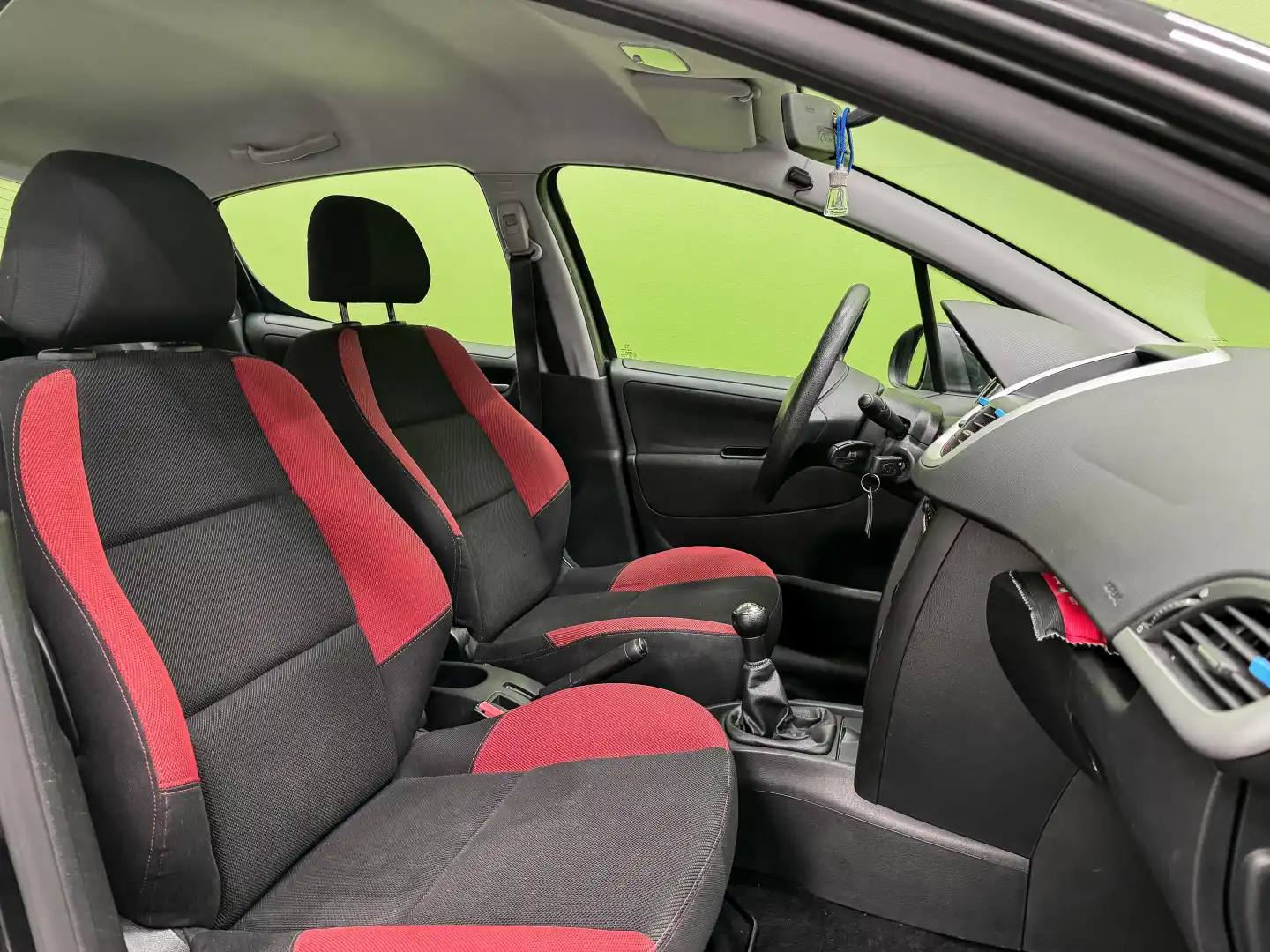 car-image
