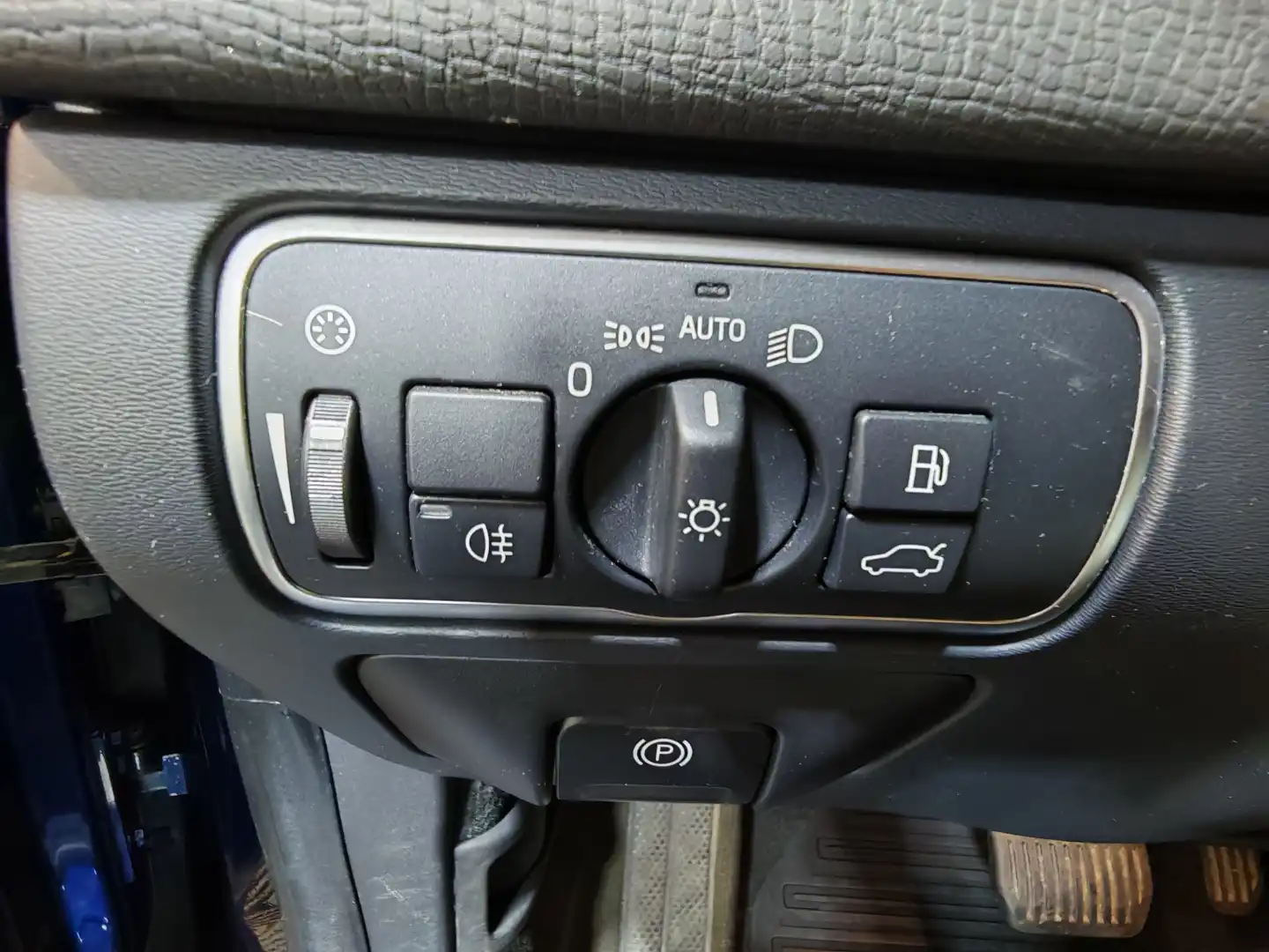 car-image