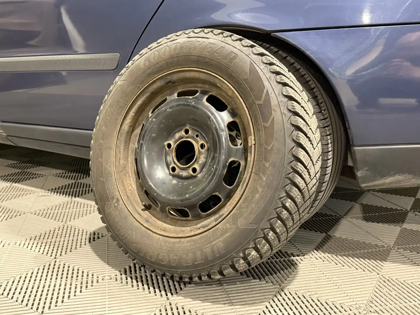 car-image