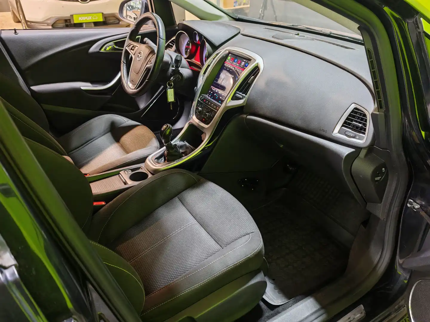car-image