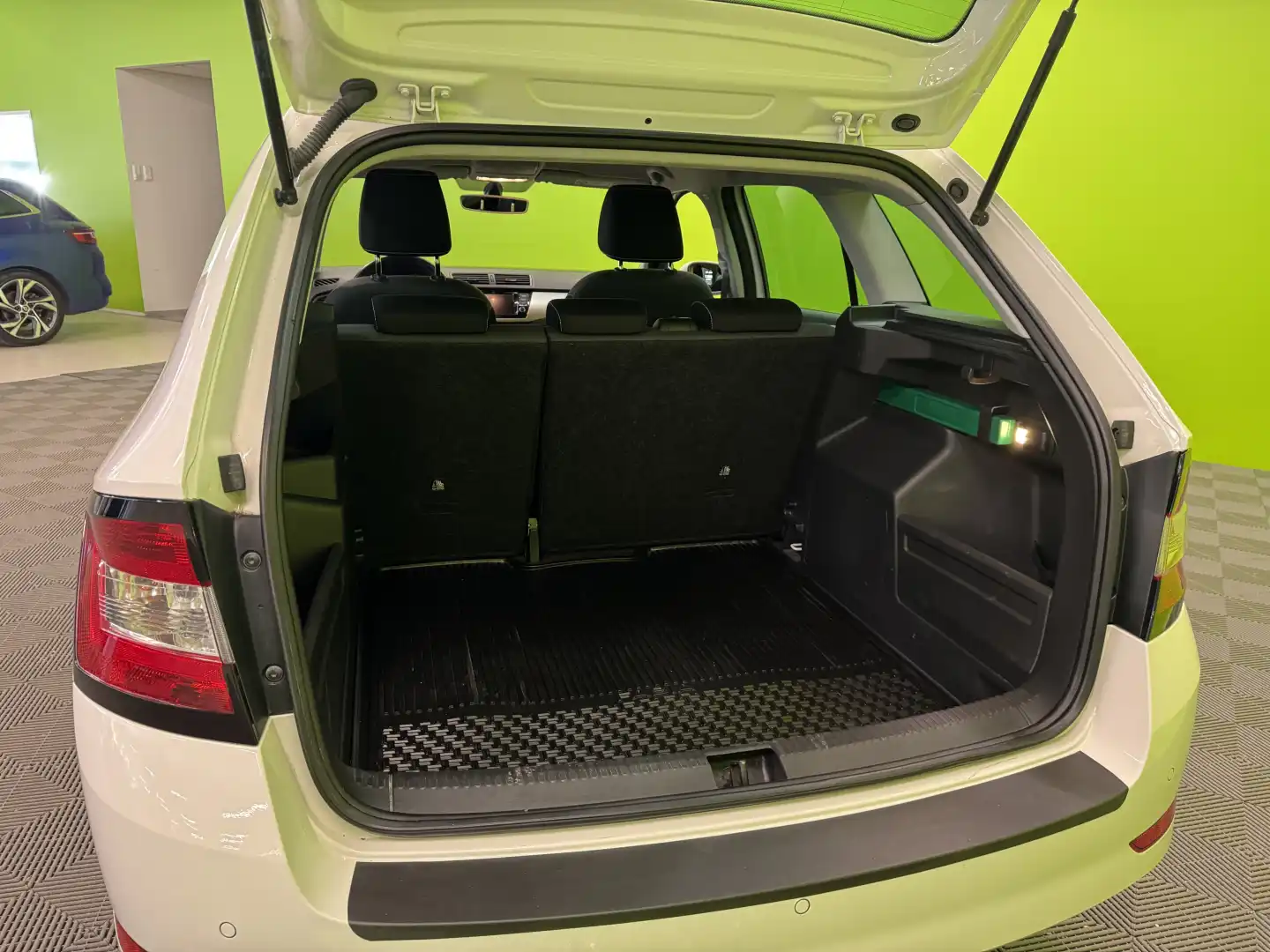 car-image