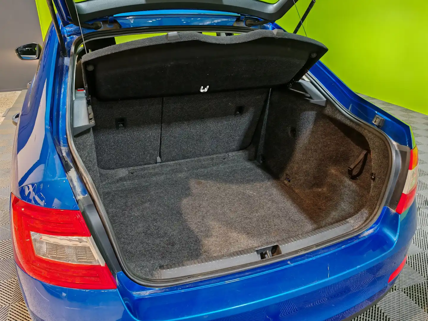 car-image
