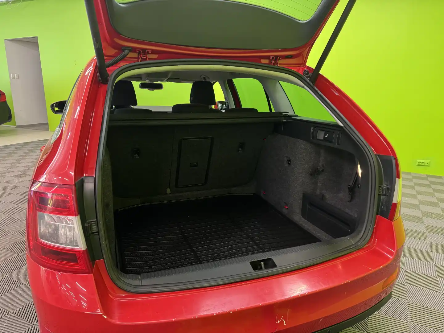 car-image