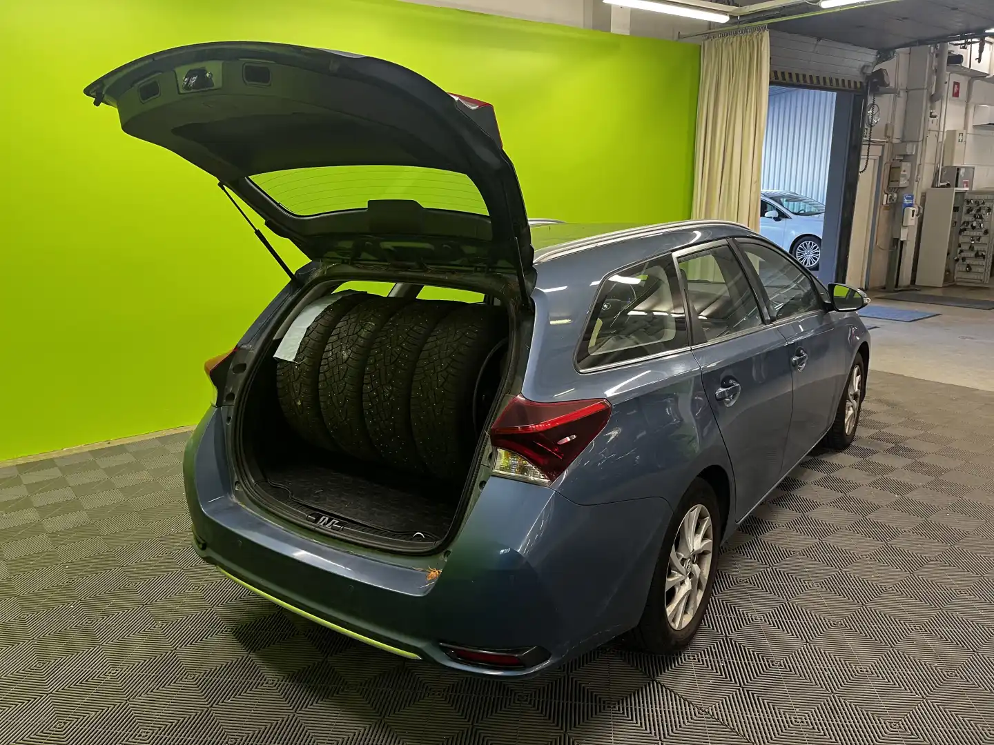car-image