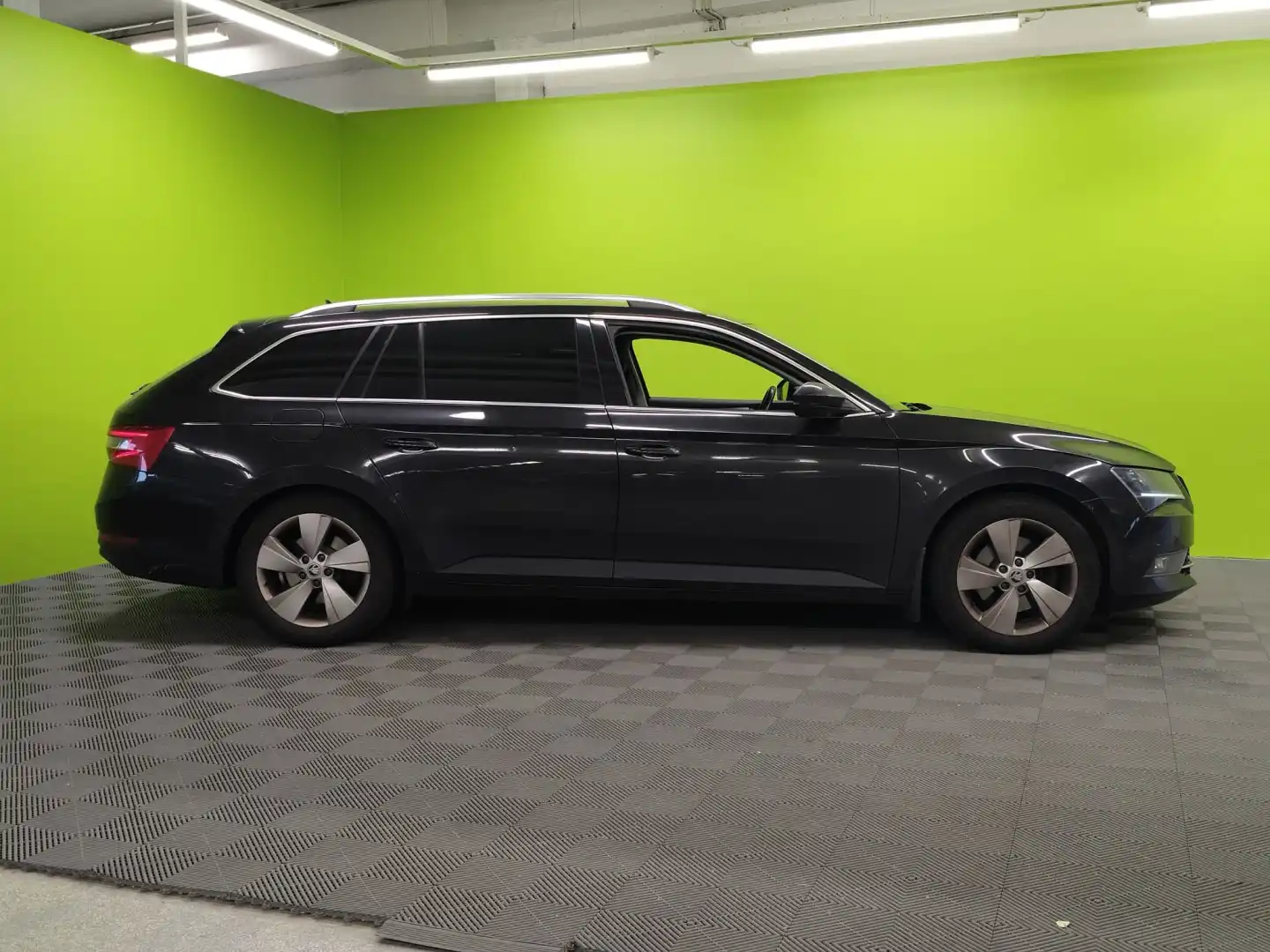 car-image