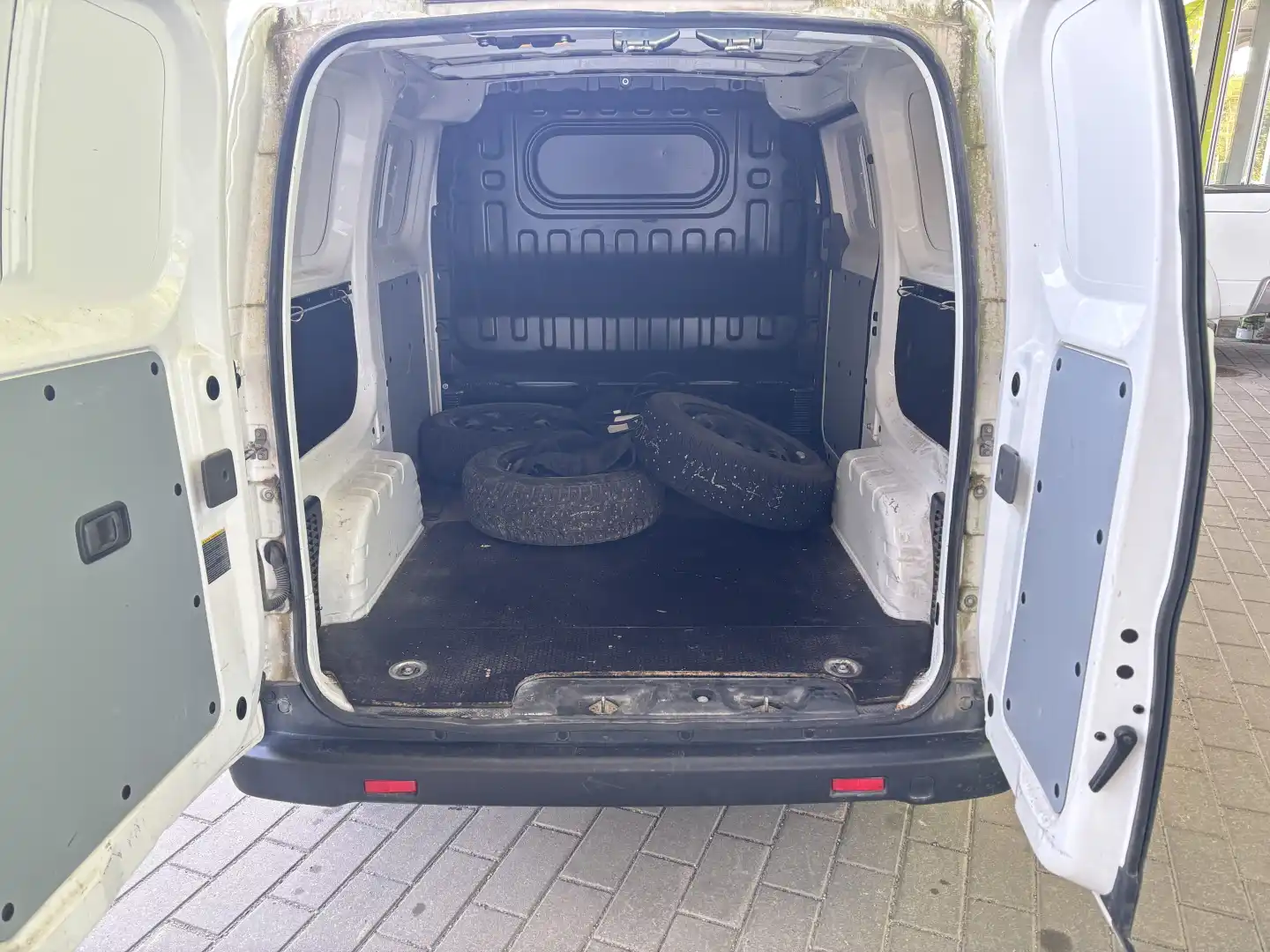 car-image
