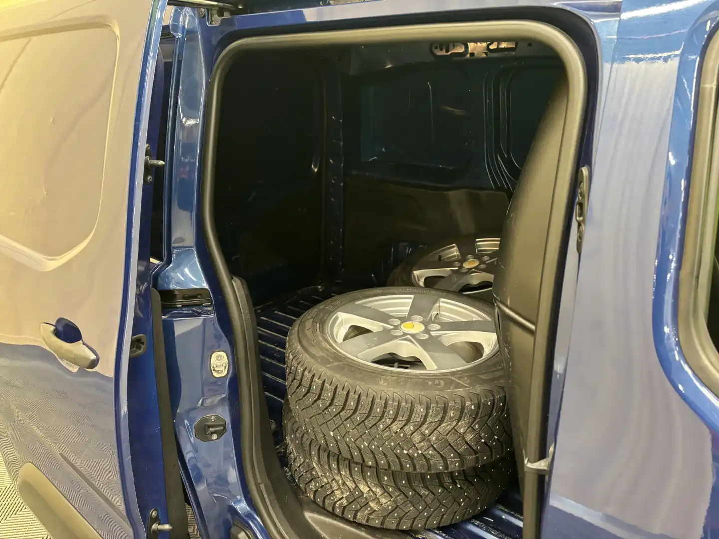car-image