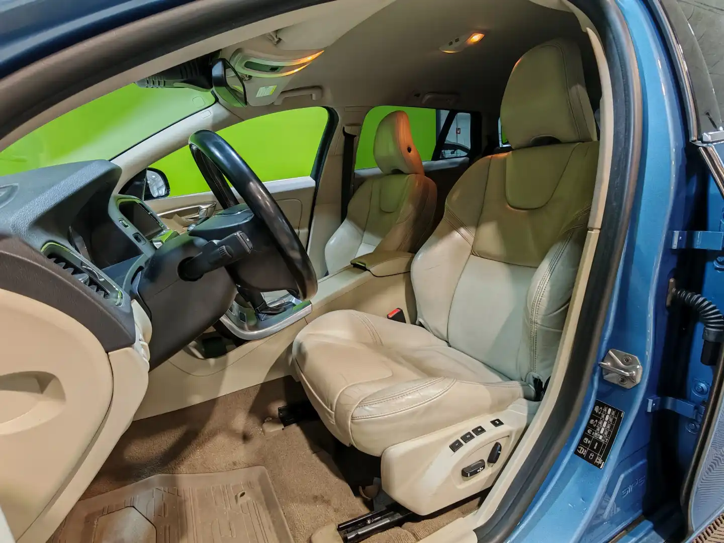 car-image