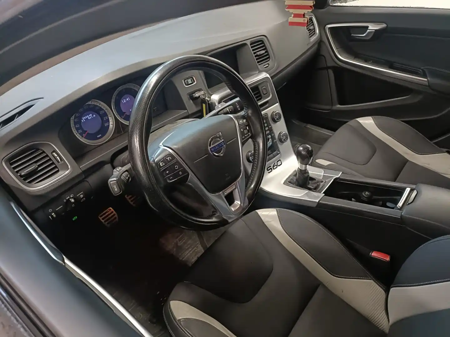 car-image