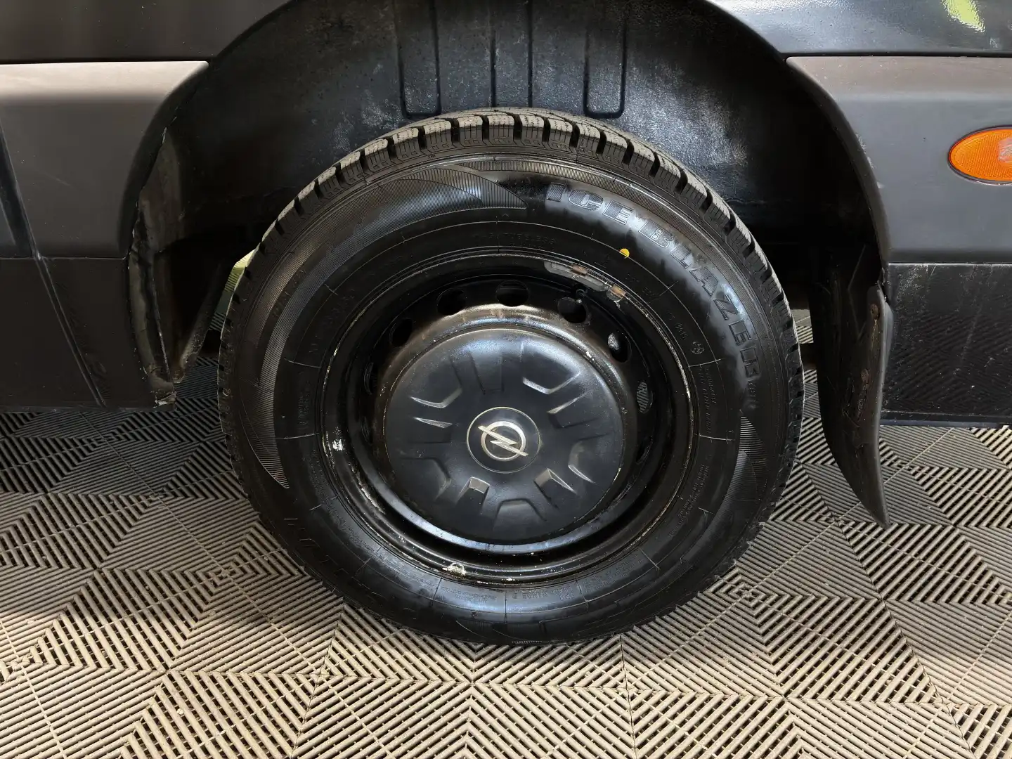 car-image