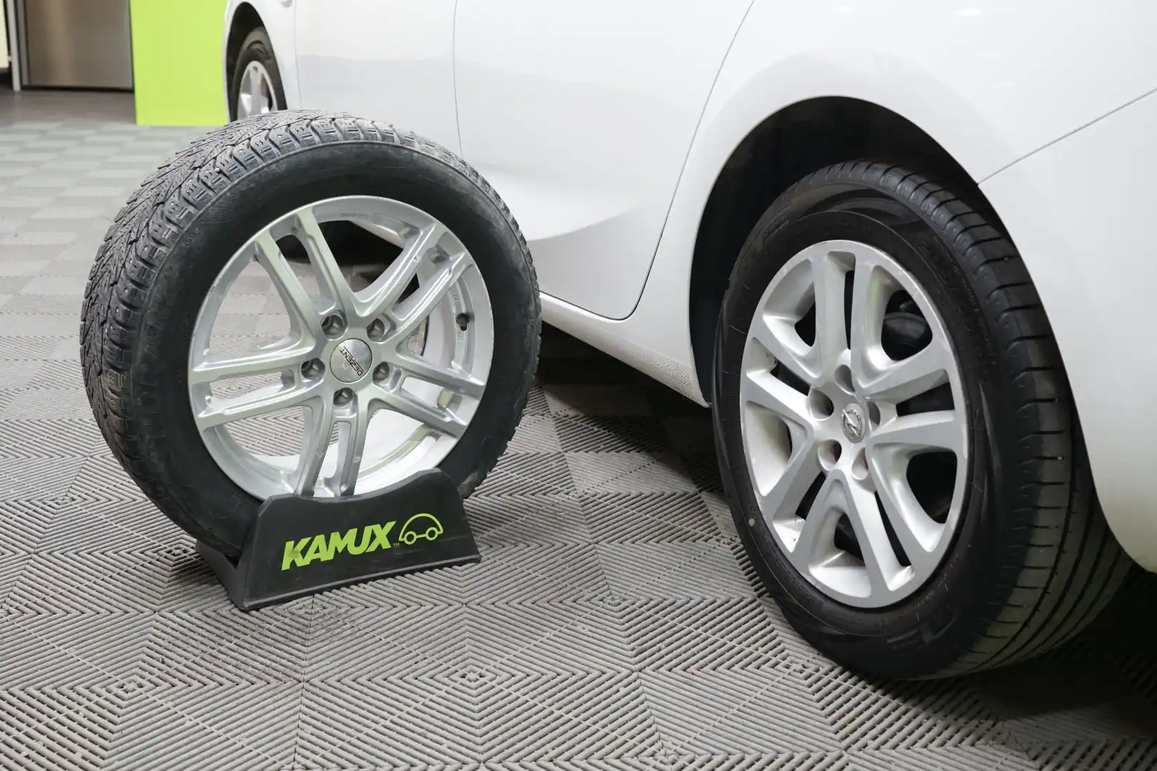 car-image