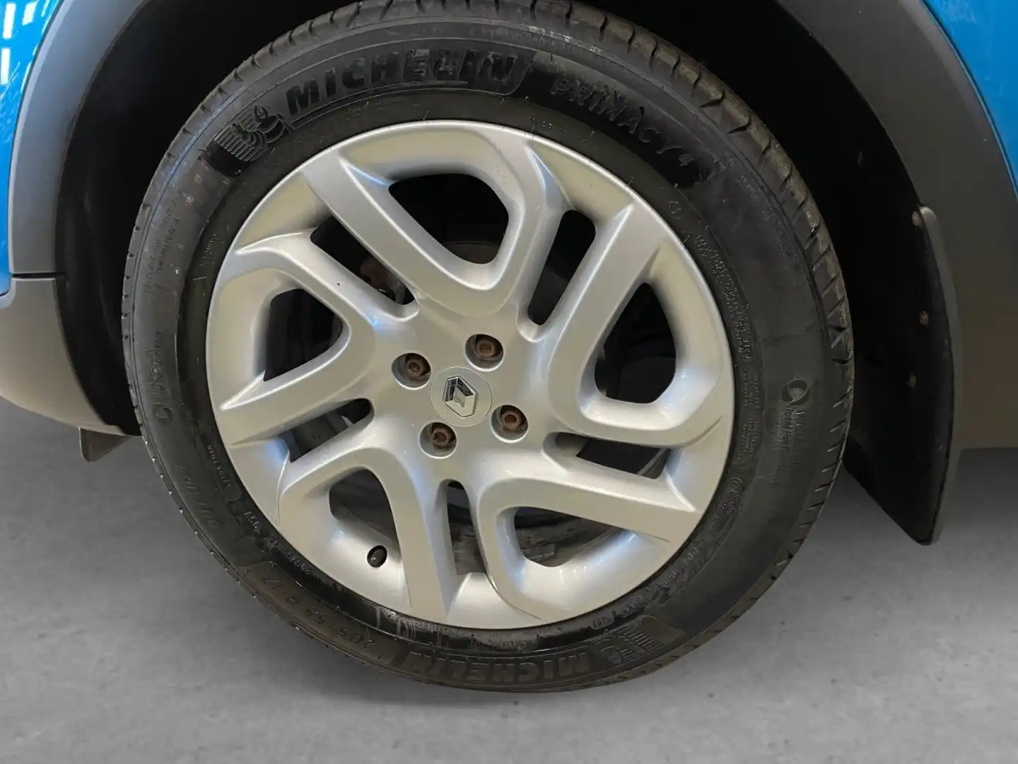 car-image