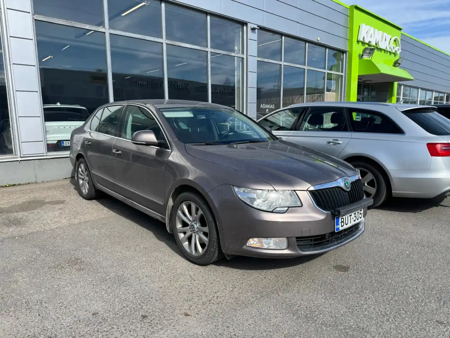 car-image