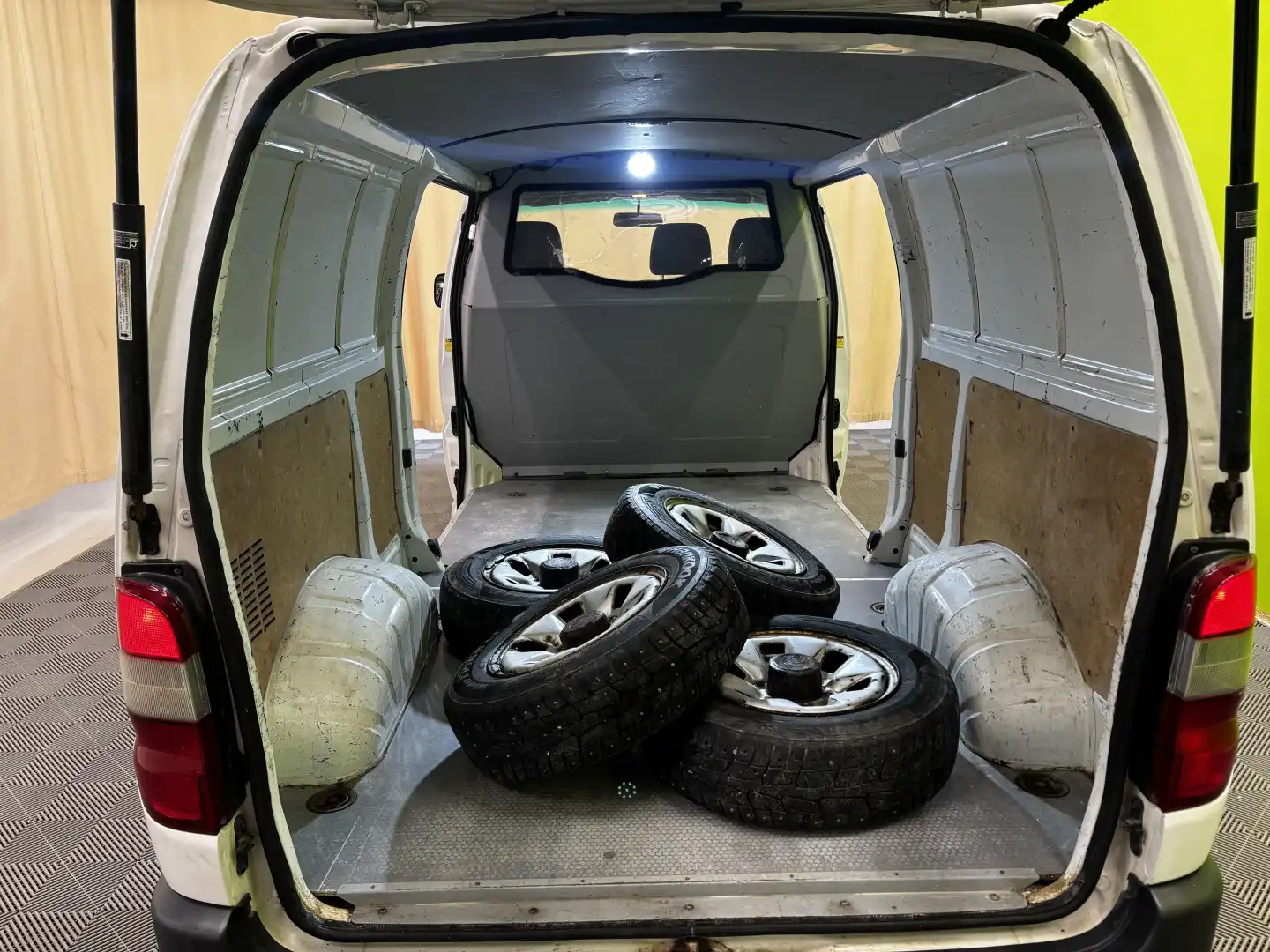 car-image