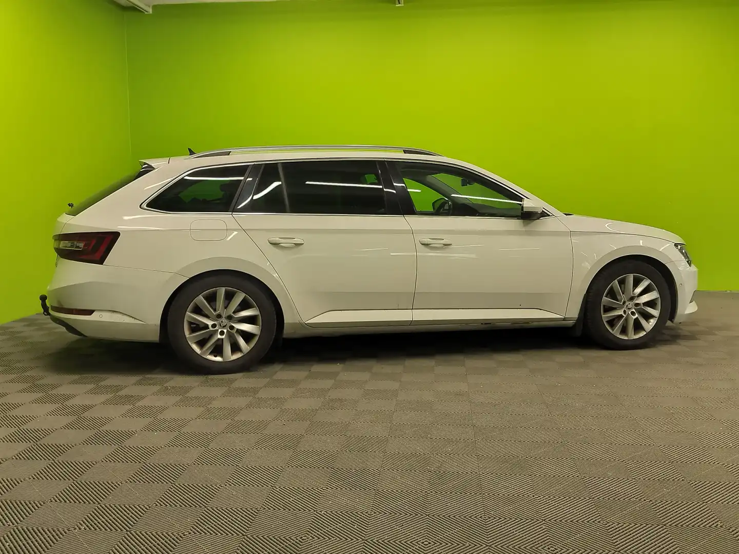 car-image