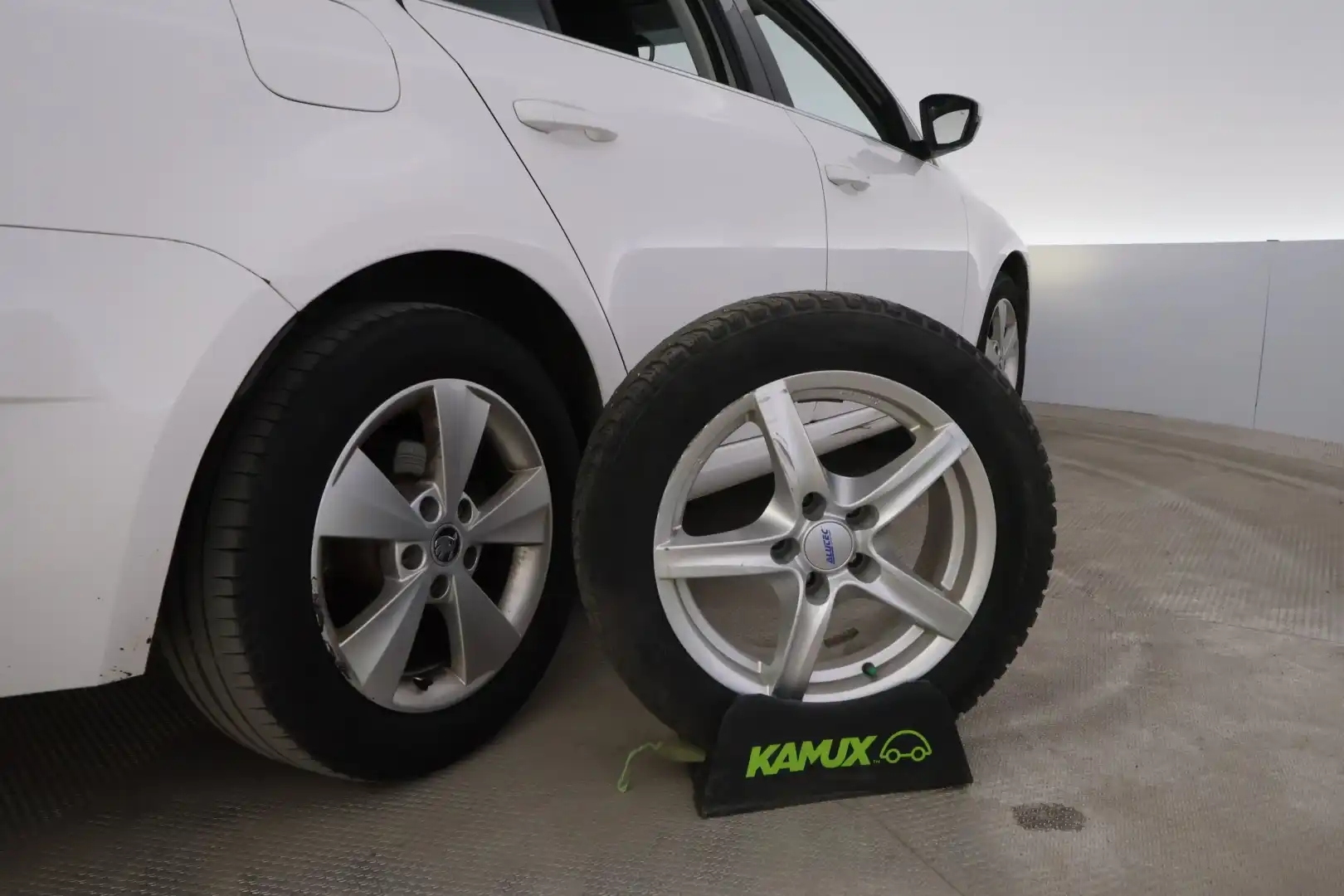 car-image