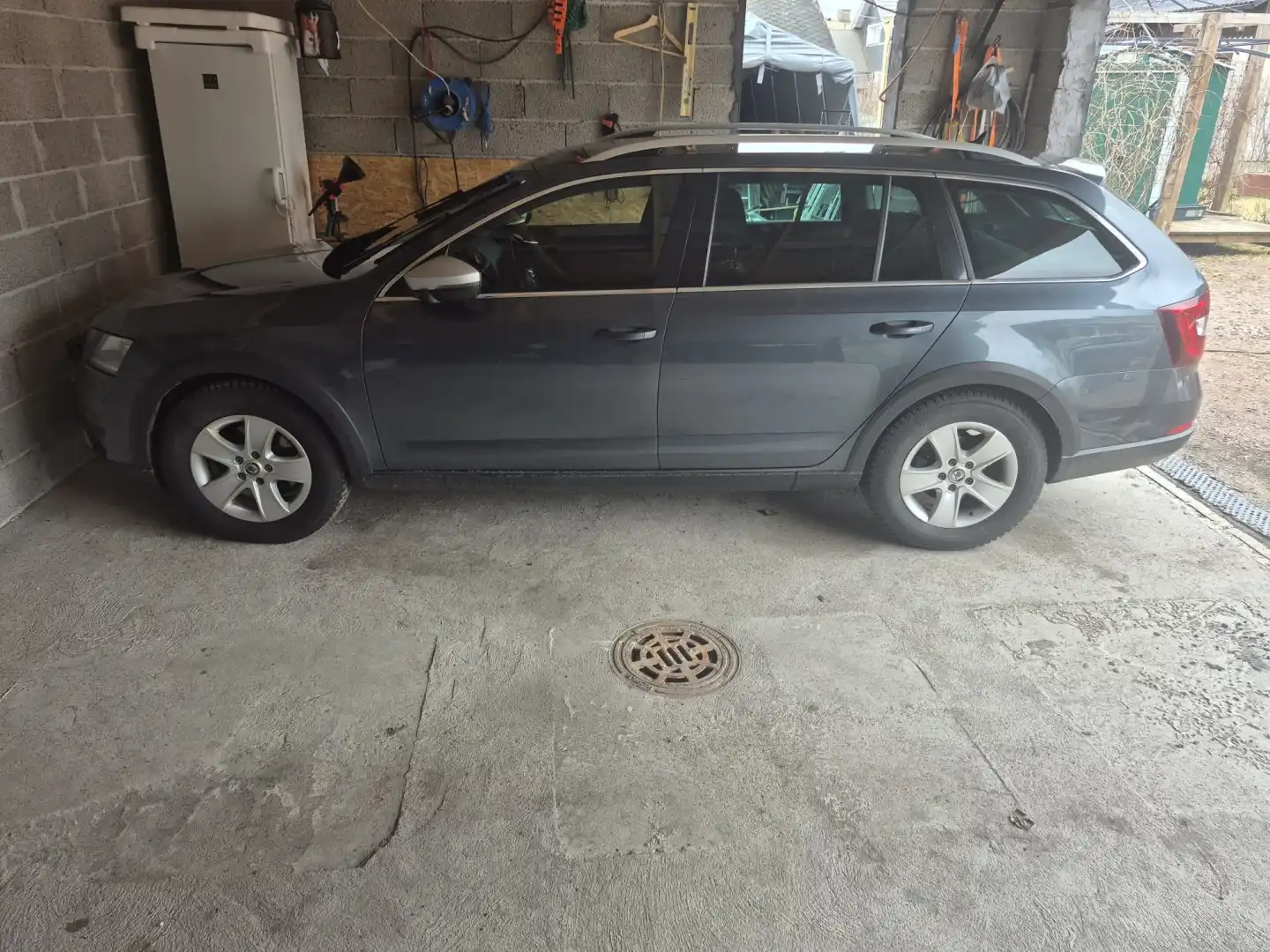 car-image