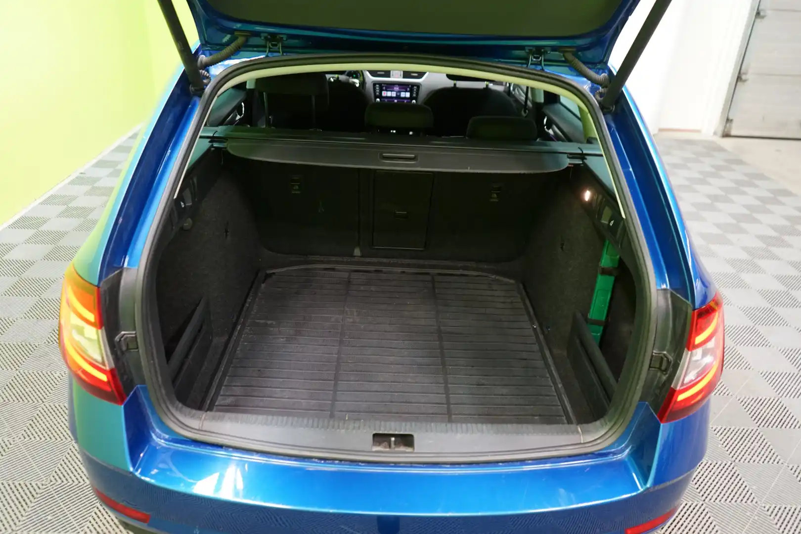 car-image